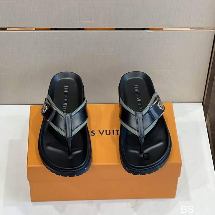 Picture of Louis Vuitton Slippers _SKULVsz38-45BS0602317